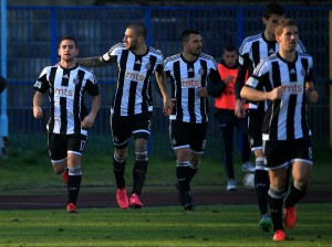 NOSTALGIJA: Ljubimac Grobara u zagrljaju sa Zvezdinom legendom (FOTO)