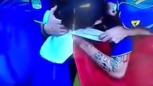 SUZE SAME TEKU: Italijan proslavio gol jecajući uz francusku zastavu (VIDEO)