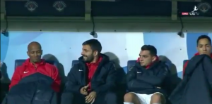 ŠTA TO RADIŠ, ČOVEČE? Hladnoću na klupi ublažio na vrlo nepristojan način! (VIDEO)