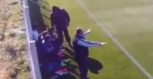 ZABRANITE MU PRISTUP TERENIMA, DOŽIVOTNO! Trener tukao dečaka zbog loše igre! (VIDEO)