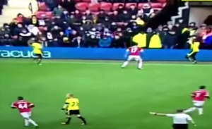 NOKAUT: Hteo na foru da izvede aut, a umalo mu polomio nos (VIDEO)