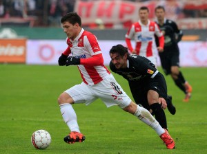 JOVIĆ U EPICENTRU: Napadač Zvezde prvo promašio prazan gol, a potom pao u šesnaestercu, penala nema (VIDEO)