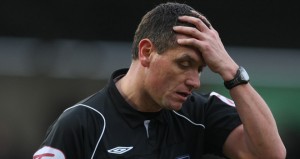 UŽIVO U PRENOSU: Iznervirani sudija sočno opsovao fudbalera prevaranta (VIDEO)