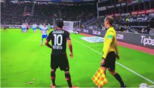 PROVOKACIJA: Turskog ‘kralja slobodnjaka’ gađali prasetinom, a evo šta je on uradio (VIDEO)