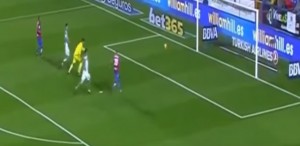 KAO DA JE MAGNET NA PREČKI: Da je gađao ne bi ovo pogodio (VIDEO)