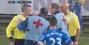 POTPUNA LUDNICA U GORNJEM MILANOVCU: Partizan sa igračem manje, Grobari pogodili sudiju! (VIDEO)