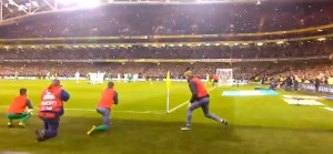 KAKVO POŠTOVANJE: Reprezentativac Irske ispunio želju navijaču tokom meča sa Bosnom (VIDEO)