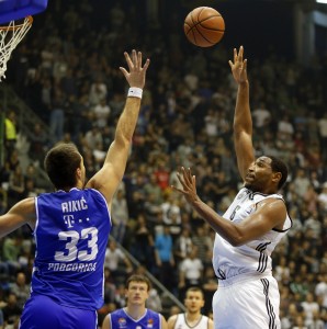 FOTOGALERIJA: Sve je bilo kao nekada, Partizan je ‘mleo’, a Grobari duvali ‘vetar u jedra’