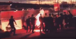 A ‘MORALO’ JE I OVAKO: Grobari se sukobili sa policijom u Alkmaru (VIDEO)