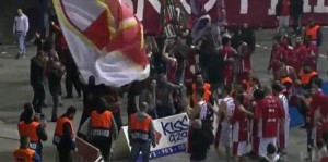 BUKTI U ATINI: Uhapšen 41 navijač Crvene zvezde! (FOTO)