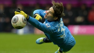 BIZARNO: Golman Augzburga pred Partizan u problemu zbog 123 evra (VIDEO)