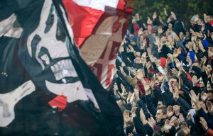 KRATAK PREKID U IVANJICI: Delije gađale golmana Javora petardom (VIDEO)