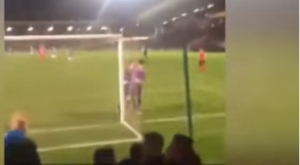 PREBIO HULIGANA: Golmanu Česterfilda niko više neće smeti da da gol (VIDEO)