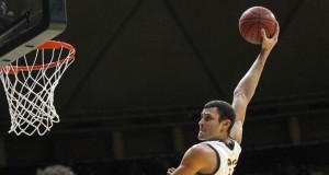 ‘KOBI, PUSTI KRISA POLA, ČUVAJ OVOG NAŠEG’: Košarkaš Lejkersa ubacuje auto-koš iz ‘nemoguće’ pozicije (VIDEO)