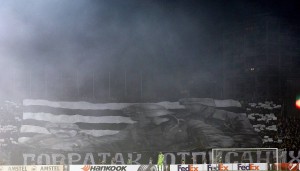 INCIDENT: Grobari na početku utakmice skinuli zastave Nemcima (FOTO)