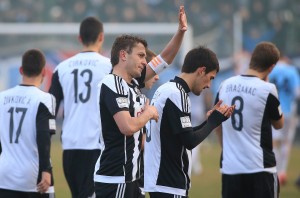 GROBARI PROZIVALI REDARE I POLICIJU: Red dečijih, red nekih drugih pesama za organe reda (VIDEO)