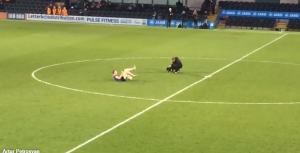 OBRUKAO SE ZA SVE PARE: Dečko, ko je tebe učio da barataš loptom?! (VIDEO)