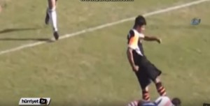 E, OVO JE STVARNO ZA ZATVOR: Brutalan ‘DEGANŽ’ o GLAVU rivala! (VIDEO)