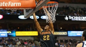 ŠTA TI BI, PRIJATELJU? Centar Hoksa na trenutak napustio košarku, postao odbojkaš i smečovao loptu u publiku (VIDEO)