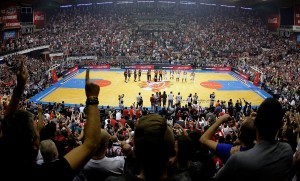 NE ŽELI U LOŽU ILI NA VIP MESTA: Bivši fudbaler Zvezde bodrio košarkaše iz Kopa (FOTO)