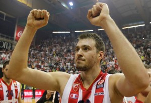 ‘PRLJAVO’: Marić namerno udario Gudurića, umalo tuča na terenu (VIDEO)