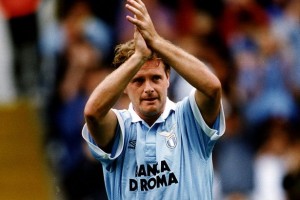 POTPUNI RASPAD: Pol Gaskojn u strašnom stanju skoro golišav išao po piće i cigarete (FOTO, VIDEO)