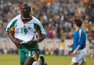 VREMEPLOV: Čuveni Senegalac Papa Buba Diop i njegova bomba Junajtedu! (VIDEO)