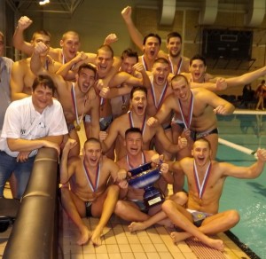 CRNO-BELO SLAVLJE: Ovako su šampioni proslavili novi trofej! (FOTO)