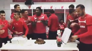 SLAVILO SE NA MARAKANI: Dok su ostali pevali, Ibanjez mahao nožem (VIDEO)