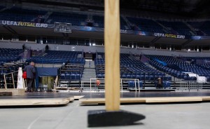 ALKOHOL I STEPENICE NE IDU ZAJEDNO: Nije lepo, ali priznaćete – nasmejali ste se nakon što ste videli ovo (VIDEO)