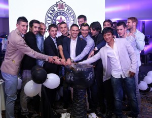 ŠTA TI JE TO NA GLAVI? Fudbaler Partizana u Zvezdama Granda (VIDEO)