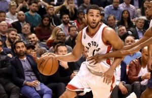 LEZI DOLE: Kori Džozef ‘slomio kičmu’ Brajanu Robertsonu (VIDEO)