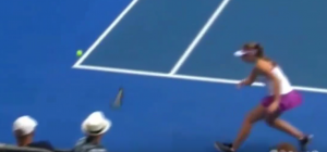 IZBILA BUČNA SVAĐA: Teniserka gađala reketom skupljača loptica?! (VIDEO)