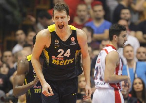 ‘SVEMOGUĆI’ VESELI: Sipa trojke i ubacuje sve što baci ka košu (VIDEO)