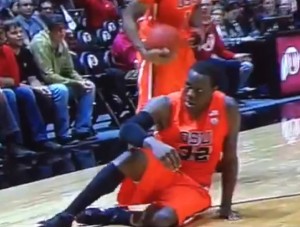 KLIZEĆI SUDIJI: Košarkaš Oregona ‘prosuo’ arbitra na parket (VIDEO)