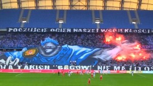 SPEKTAKL U CENTRU GRADA: Navijači Leha zaustavili Poznanj impresivnim performansom (VIDEO)