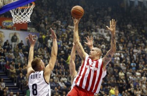 CIRBES KIDA OBRUČE: Zvezdin centar brutalno zakucava (VIDEO)