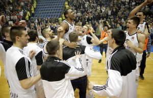 SAMO PARTIZAN: Ljubimac Grobara blizu ‘kopa’ gledao pobedu protiv Zvezde (VIDEO)