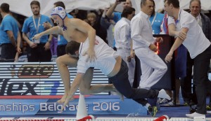 GORELO JE U BAZENU: Slavilo se posle meča (FOTOGALERIJA)