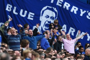 NE DA MU DA RADI: Navijač Čelsija ometao novinara dok je pravio prilog (VIDEO)