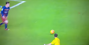 ‘POLEDILO’: Sudija Burgos umalo nije faulirao Rakitića (VIDEO)