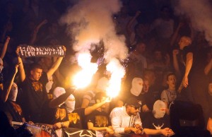 PALE ZASTAVE: Crno-bela znamenja na Zvezdinoj tribini, Partizan dominira na terenu (VIDEO)