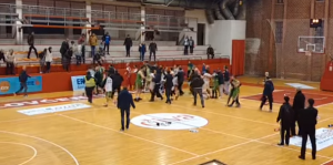 ‘ŠORKA’ NA KOŠARCI: Tuča igrača Lovćena i Ibra, uleteli i navijači (VIDEO)