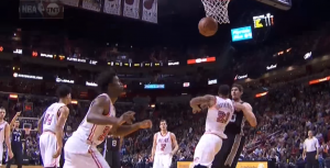 BEZOBRAZNO: Vajtsajd namerno laktom udario Marjanovića (VIDEO)