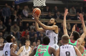 BAAAAAM: Darel Vilijams je ‘smečovao’ Vokera (VIDEO)