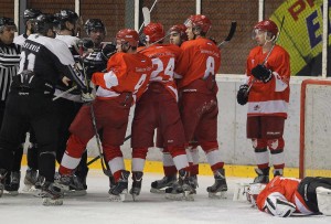 MAKLJAŽA U PIONIRU: Velika tuča obeležila večiti derbi u hokeju (VIDEO) (FOTO)