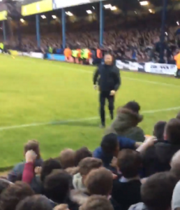 SAM PROTIV SVIH: Ludi navijač krenuo sam u tuču na protivničku tribinu! (VIDEO)