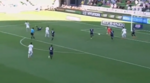 TRI U JEDAN: Pokušao da izblokira šut, pa zaradio trostruku povredu! (VIDEO)