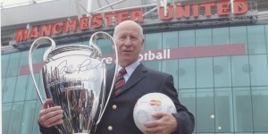 POKLON LEGENDI: Južna tribina Old Traforda dobija ime po Bobi Čarltonu