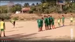 OVAKAV GOL NISTE VIDELI: Slobodan udarac petom u rašlje?! (VIDEO)